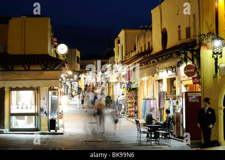 Odos Sokratous, une rue commerçante, Platia Ippokratou, Rhodes Town, Rhodes, Grèce, Europe Banque D'Images