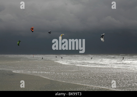 Le kitesurf au cours d'une tempête sur la mer du Nord, Saint Peter Ording, Schleswig-Holstein, Allemagne, Europe Banque D'Images