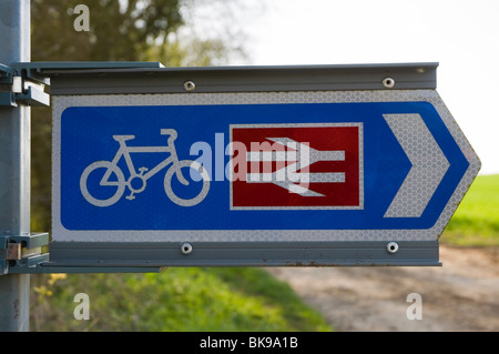 Un signe montrant la randonnée à vélo à la gare de Tackley, Oxfordshire, partie de l'initiative de transport durable. Banque D'Images