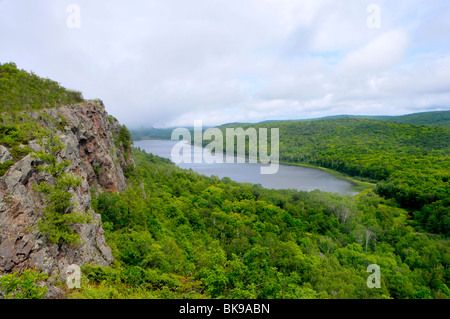 Le lac des nuages à montagnes Porcupine Wilderness State Park Upper Peninsula Michigan Banque D'Images