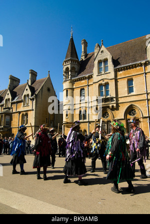 Morris Dancers en action à l'Oxford Folk Festival, danse sur Broad Street en face de Balliol College. Banque D'Images