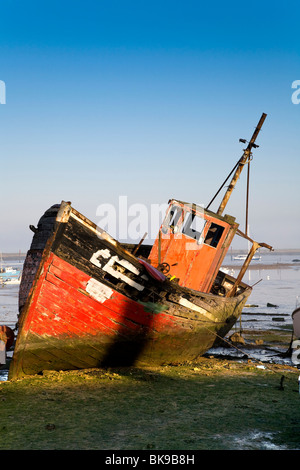 Un vieux bateau en bois en décomposition à marée basse, WEST MERSEA Banque D'Images