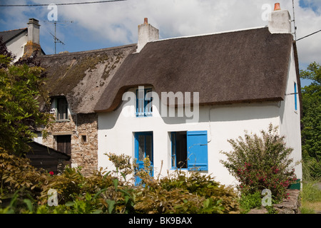 Un bleu et blanc traditionnel thatched cottage dans le parc national régional de Brière,un milieu humide dans le nord-ouest de la France Banque D'Images