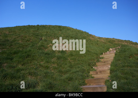 Étapes menant à la partie supérieure de Dundonald douves ou motte homme fait colline artificielle pour un fort, comté de Down en Irlande du Nord uk Banque D'Images