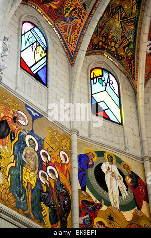 Madrid, Espagne. Catedral de la Almudena (1994) Cathédrale. L'intérieur. L'intérieur dome - peintures et vitraux Banque D'Images