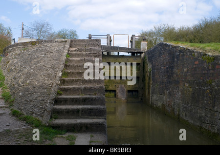 Verrouillage du Pigeon dans le canal d'Oxford Tackley, nommé d'après le pub The Three Pigeons, qui se trouvaient près d'ici. Banque D'Images