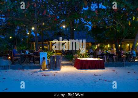 Restaurant de plage sur Ray Leh West Beach, Krabi, Thaïlande, Asie Banque D'Images