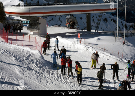 Skieurs et planchistes près de l'ascenseur de Ciampinoi Selva Val Gardena Dolomites Italie Banque D'Images