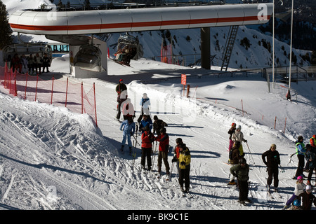 Skieurs et planchistes près de l'ascenseur de Ciampinoi Selva Val Gardena Dolomites Italie Banque D'Images