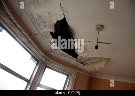 Plafond endommagé par l'eau d'un toit qui coule Banque D'Images