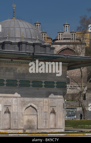 La fontaine de Tophane est une fontaine de style ottoman, construit en 1732, à Istanbul, Turquie Banque D'Images