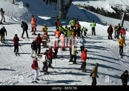Skieurs et planchistes près de l'ascenseur de Ciampinoi Selva Val Gardena Dolomites Italie Banque D'Images