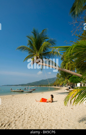 Femme sur la plage, la plage de Lamai, l'île de Ko Samui, Thaïlande, Asie Banque D'Images