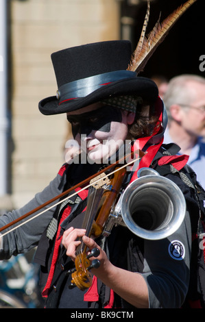 Morris musician playing the Stroh violon, (alias ou phonofiddle violinophone) à l'Oxford Folk Festival. Banque D'Images