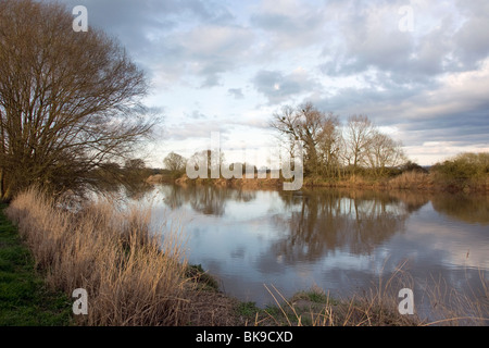 La rivière Severn vu de la pub dans l'alésage du bras Severn Minsterworth Gloucestershire Banque D'Images