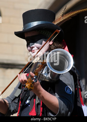 Morris musician playing the Stroh violon, (alias ou phonofiddle violinophone) à l'Oxford Folk Festival. Banque D'Images