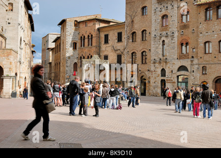 Une belle vue sur la place Piazza della Cisterna, qui est nommé d'après le bien en son centre. Piazza della Cisterna , San Gimig Banque D'Images