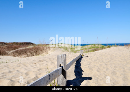 Sentier avec clôture à Coast Guard Beach, Cape Cod National Seashore Eastham Cape Cod, Massachusetts USA Banque D'Images