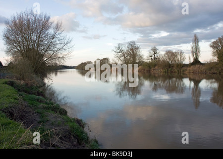 La rivière Severn vu de la pub dans l'alésage du bras Severn Minsterworth Gloucestershire Banque D'Images