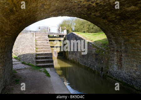 Verrouillage du Pigeon dans le canal d'Oxford Tackley, nommé d'après le pub The Three Pigeons, qui se trouvaient près d'ici. Banque D'Images