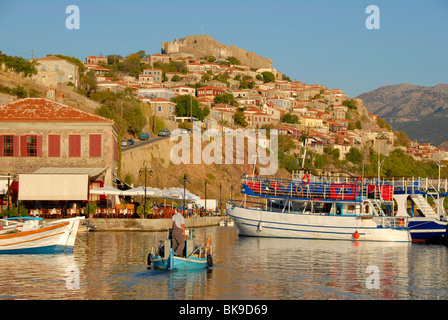 Centre-ville historique avec château et port de pêche, Mithymna, Molyvos, l'île de Lesbos, de Molivos, Mer Égée, Grèce, Europe Banque D'Images