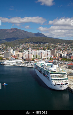 Rhapsody of the Seas bateau de croisière, Sullivans Cove, Hobart, et Mt Wellington, Tasmanie, Australie - vue aérienne Banque D'Images