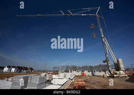 L'ériger sur une grue à tour la construction de logements chantier en Irlande du Nord uk Banque D'Images