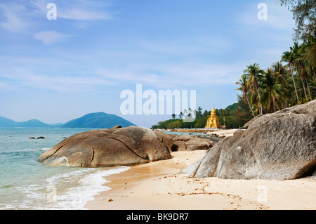Rochers, plage, la pagode de Laem Sor Chedi sur l'île de Ko Samui, Thaïlande, Asie Banque D'Images