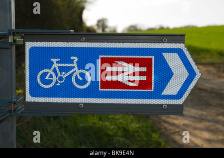 Un signe montrant la randonnée à vélo à la gare de Tackley, Oxfordshire, partie de l'initiative de transport durable. Banque D'Images