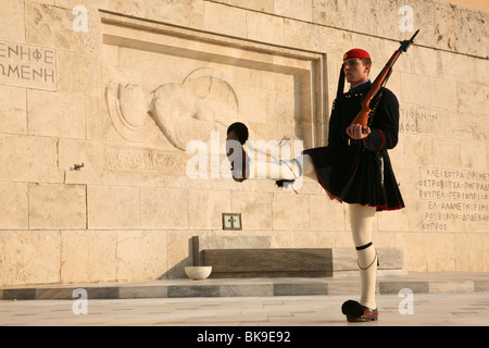 La modification de la Garde côtière canadienne Evzones devant le Tombeau du Soldat inconnu à la place Syntagma à Athènes, Grèce. Banque D'Images