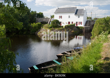 La serrure keepers cottage à Roze dans le parc national régional de Brière (la Brière), une zone humide dans le nord-ouest de la France Banque D'Images