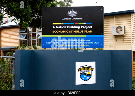 Inscription en école primaire dans le Queensland, en Australie, annonce de travaux financés par le gouvernement fédéral le Plan de relance économique du gouvernement Banque D'Images