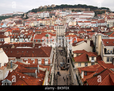 Rua Santa Justa Vue vers le bas du niveau supérieur de l'Elevador de Santa Justa, Lisbonne Portugal Banque D'Images