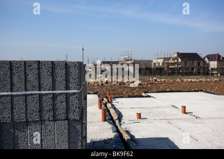 Pile de blocs de construction en béton breeze sur chantier de construction en Irlande du Nord, Royaume-Uni Banque D'Images