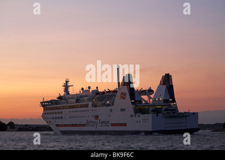 Brittany Ferries ferry Barfleur retour au port de Poole de Cherbourg au crépuscule - Poole, Dorset UK en Juillet Banque D'Images