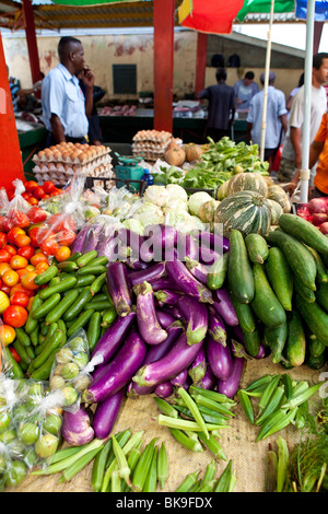 Kiosque de légumes sur le marché aux poissons très animé marché Sir Selwyn Clarke sur Market Street, Victoria, Mahe, Seychelles, Indien Banque D'Images