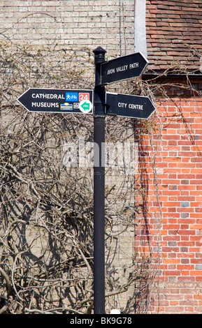 Panneau de signalisation dans la ville historique de Salisbury dans le domaine de la cathédrale, Salisbury, Angleterre, Royaume-Uni, GB. Banque D'Images