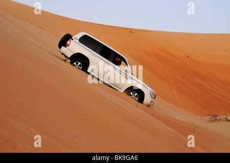 Les habitants de la Dune-frappant avec leur jeep, oasis de Liwa, Abu Dhabi, Émirats arabes unis, France, Moyen Orient, Orient Banque D'Images