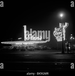 Restaurant avec néon brillant pendant la nuit Banque D'Images