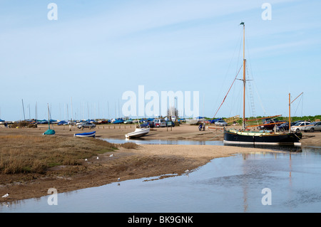 Blakeney Harbour sur la côte de North Norfolk avec bateaux amarrés dans le ruisseau et contre le quai. Banque D'Images