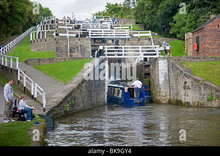 Une barge 15-04 Navigation dans la hausse de cinq écluses de Bingley près de Bradford West Yorkshire UK Banque D'Images