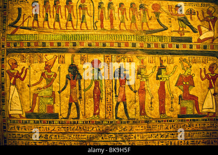 Les hiéroglyphes avec dieux égyptiens et de déesses, France, Paris, Musée du Louvre, l'art égyptien Banque D'Images