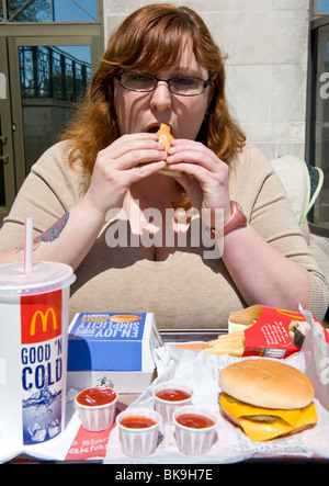 L'excès de woman eating fast-food McDonald's Banque D'Images