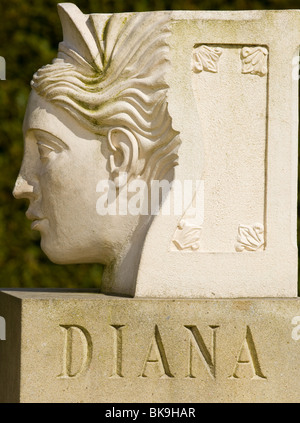 Un buste de pierre sur un socle à la déesse Diane, la déesse romaine de la guérison, les femmes et l'accouchement. Banque D'Images