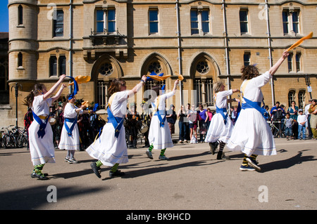 Morris Dancers en action à l'Oxford Folk Festival, danse sur Broad Street en face de Balliol College. Banque D'Images