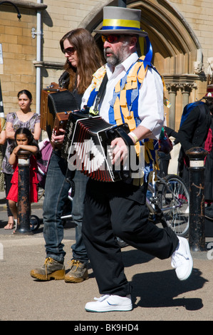 Morris musiciens jouant des airs de danse pour accompagner la danse morris à l'Oxford Folk Festival Banque D'Images