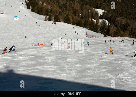 Skieurs et planchistes près de l'ascenseur de Ciampinoi Selva Val Gardena Dolomites Italie Banque D'Images