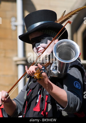 Morris musician playing the Stroh violon, (alias ou phonofiddle violinophone) à l'Oxford Folk Festival. Banque D'Images