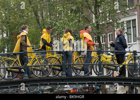 Les touristes sur un vélo d'Amsterdam, Pays-Bas Banque D'Images