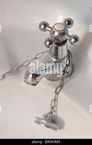 Le droit d'un robinet évier salle de bains. Banque D'Images